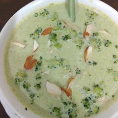 A picture of Broccoli Almonds Soup.