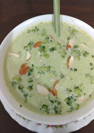 A picture of Broccoli Almonds Soup.