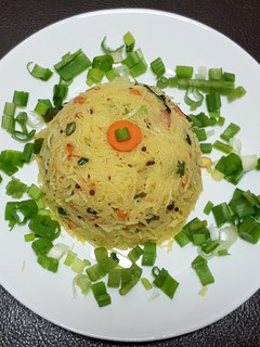 રાઈસ વર્મેસીલી વેજીટેબલ ઉપમા (Rice Vermicelli Vegetable Upma Recipe In Gujarati) રેસીપી મુખ્ય ફોટો