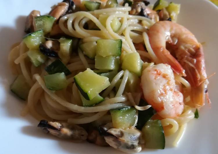 Steps to Make Super Quick Homemade Spaghetti zucchine, mazzancolle e cozze