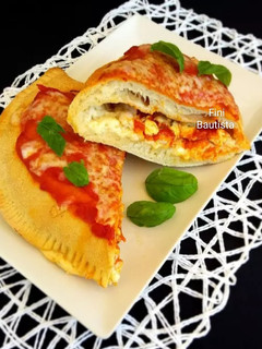 Una foto de Pizza calzones de pollo y tres quesos