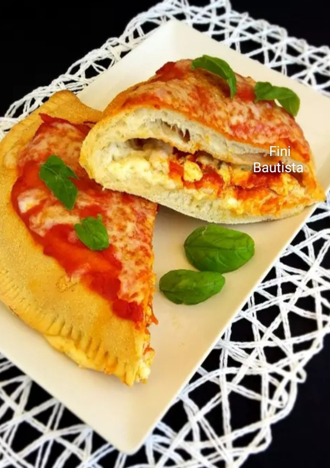 Una foto de Pizza calzones de pollo y tres quesos