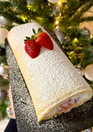 Una foto de Tronco Navidad de nata y fresones