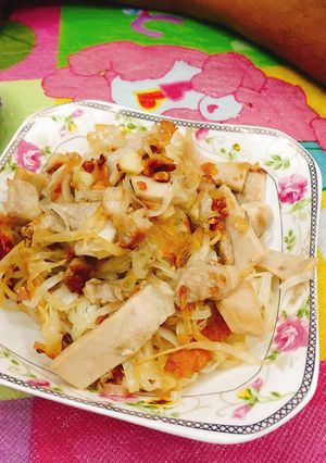 Hình của món Mì gạo xào thịt và giò.