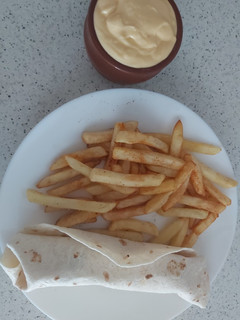 Una foto de Burrito y patatas picantes😈