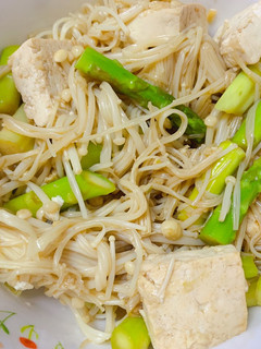 金針菇豆腐蘆筍涼拌菜 的食譜成品照片