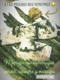 Una foto de Merluza con espárragos verdes, cilantro y mostaza (al Lekue)