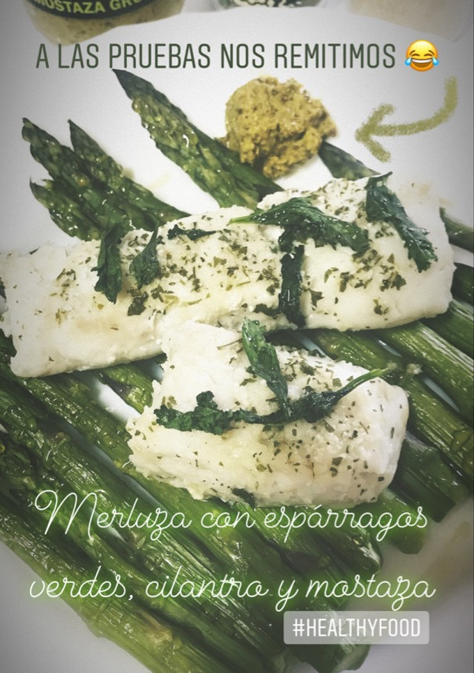 Una foto de Merluza con espárragos verdes, cilantro y mostaza (al Lekue)