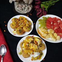 A picture of Dahi Ragda Puri Chaat.