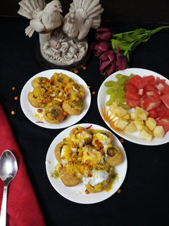 A picture of Dahi Ragda Puri Chaat.