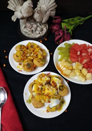 A picture of Dahi Ragda Puri Chaat.
