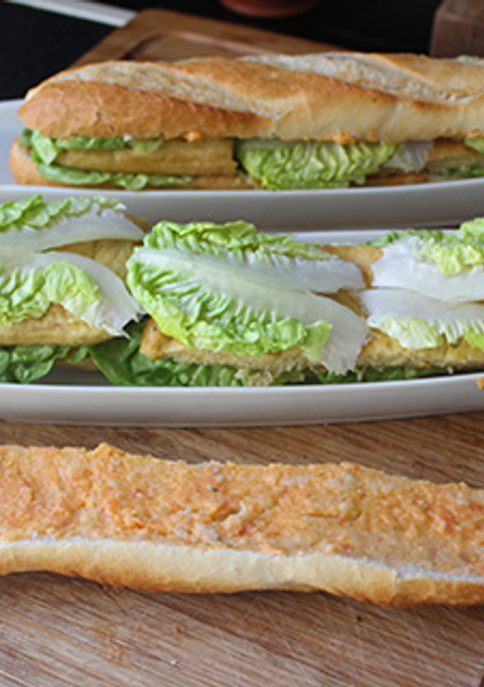 Una foto de Bocadillo de tortilla de atún