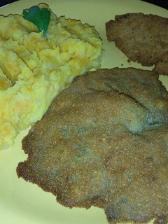 Una foto de Milanesa de carne, torreja, con puré de papas y zapallo