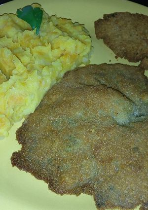 Una foto de Milanesa de carne, torreja, con puré de papas y zapallo
