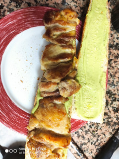 Una foto de Bocadillo de pollo con salsa de aguacate