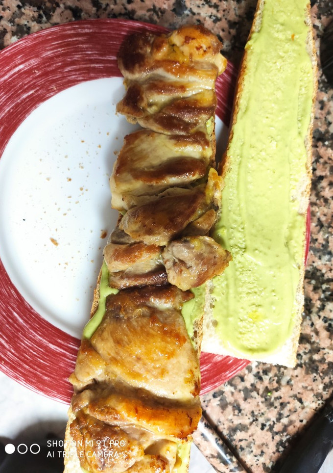 Una foto de Bocadillo de pollo con salsa de aguacate