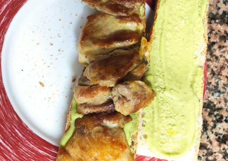 Bocadillo de pollo con salsa de aguacate