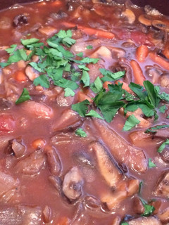 Una foto de Estofado de setas bourguignon