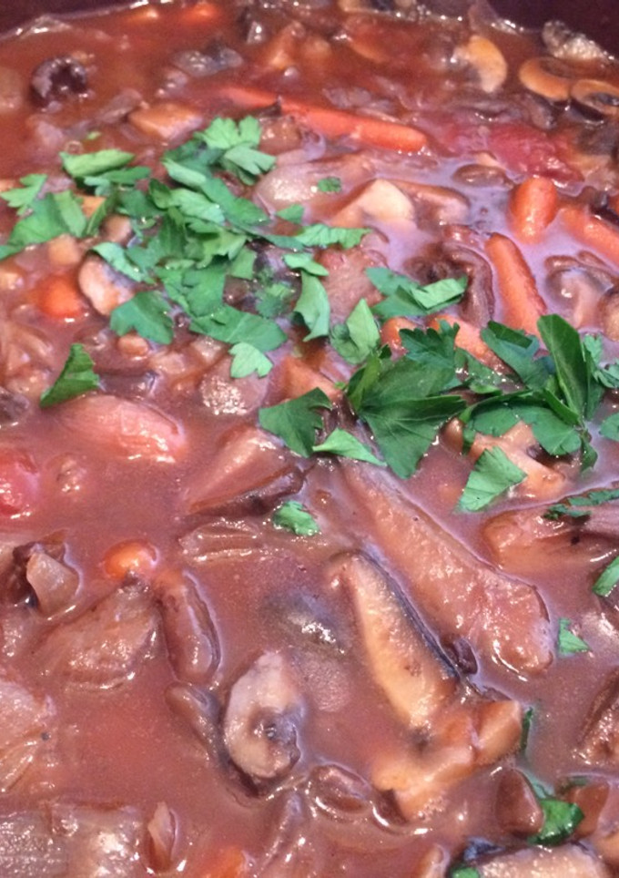 Una foto de Estofado de setas bourguignon