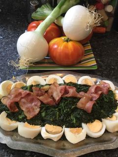 Una foto de Espinacas con beicon y huevos duros