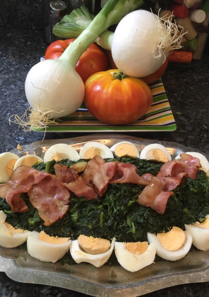 Una foto de Espinacas con beicon y huevos duros