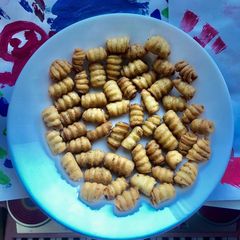 A picture of Semolina/Rava Twisters.