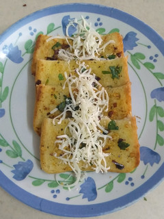 ગાર્લિક બ્રેડ (Garlic Bread Recipe in Gujarati) રેસીપી મુખ્ય ફોટો