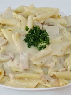 صورة لوصفة معكرونة بالصلصة البيضاء طعم روووعة 😋