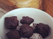Una foto de trufas de chocolate y naranja