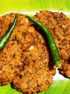 मिश्र डाळींचे वडे (mix daliche vade recipe in marathi) रेसिपी चे मुख्य फोटो