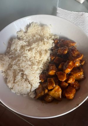 Una foto de Pollo al teriyaki con arroz
