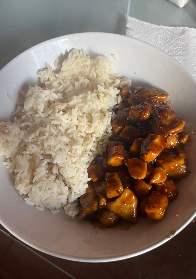 Una foto de Pollo al teriyaki con arroz