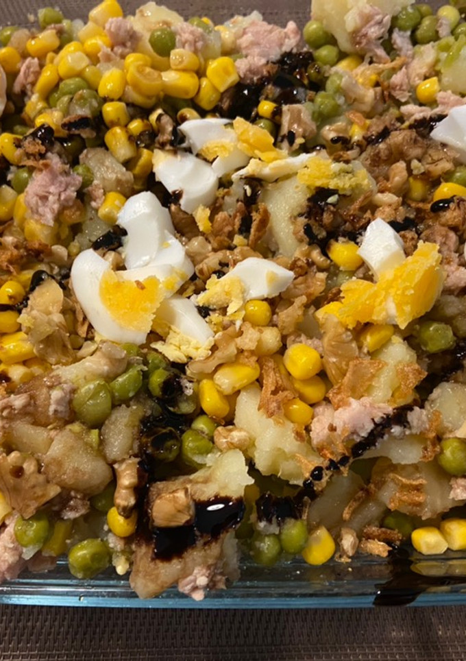 Una foto de Ensalada de patata con guisantes