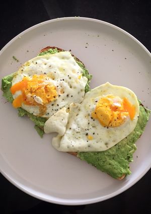 รูปของ Avocado toast with eggs