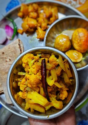 আলু ফুলকপি ভাজা(aloo foolkopi bhaja recipe in Bengali) রেসিপির প্রধান ছবি