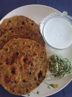 મહારાષ્ટ્રીયન થાલીપીઠ અને ખરડો રેસીપી મુખ્ય ફોટો