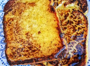 Una foto de Tostadas francesas - French toast 🇨🇵