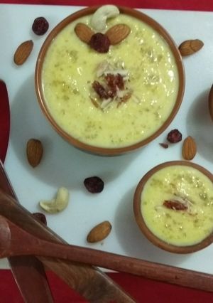 A picture of Phirni with Kesar Elaichi.
