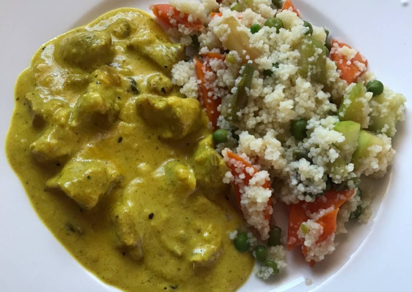 Pollo al curry con piña y cuscús con verduras