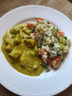 Una foto de Pollo al curry con piña y cuscús con verduras