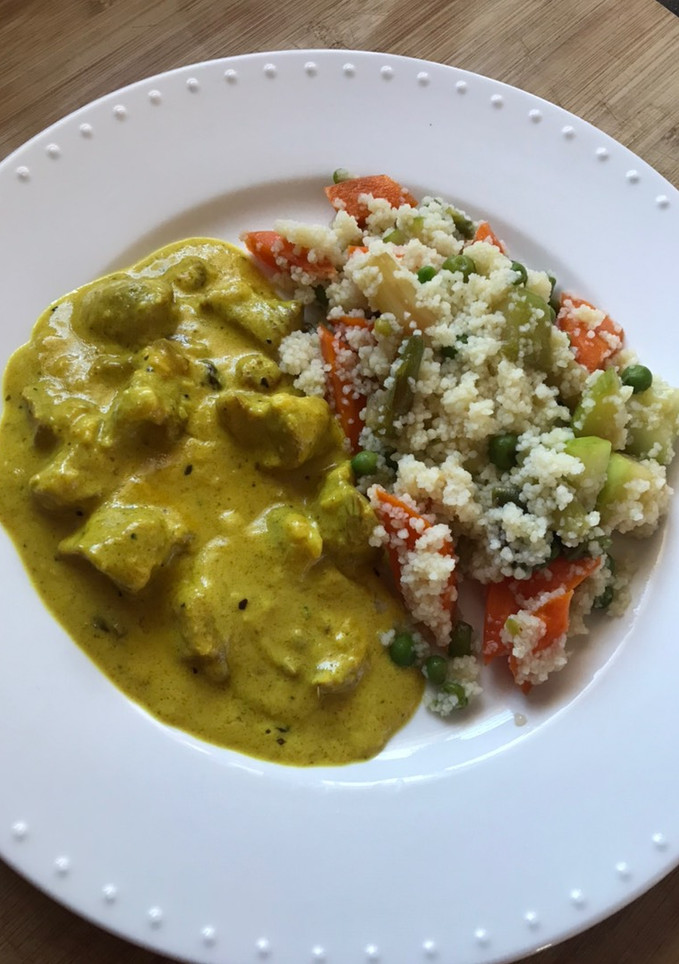 Una foto de Pollo al curry con piña y cuscús con verduras