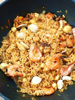 Una foto de Fideos chinos o noodles con pescado y marisco