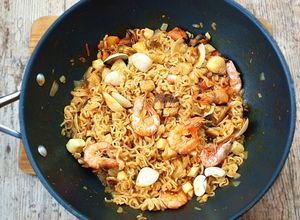 Foto principal de Fideos chinos o noodles con pescado y marisco