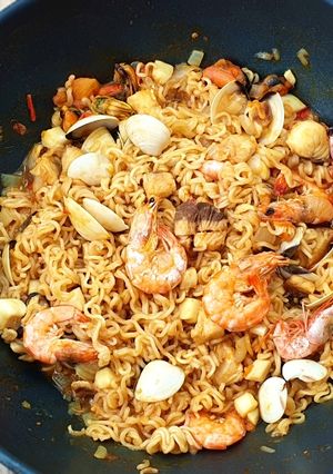 Una foto de Fideos chinos o noodles con pescado y marisco