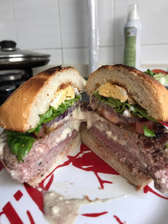 Una foto de Hamburguesa de ternera rellena de queso