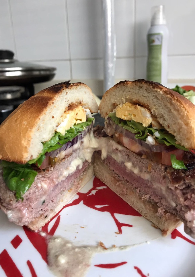 Una foto de Hamburguesa de ternera rellena de queso