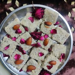 A picture of सूखे नारियल (गोला) की बर्फी.