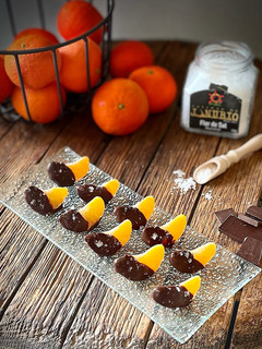 Una foto de Mandarina con chocolate y flor de sal