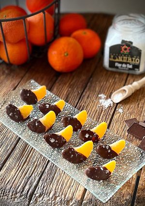 Una foto de Mandarina con chocolate y flor de sal