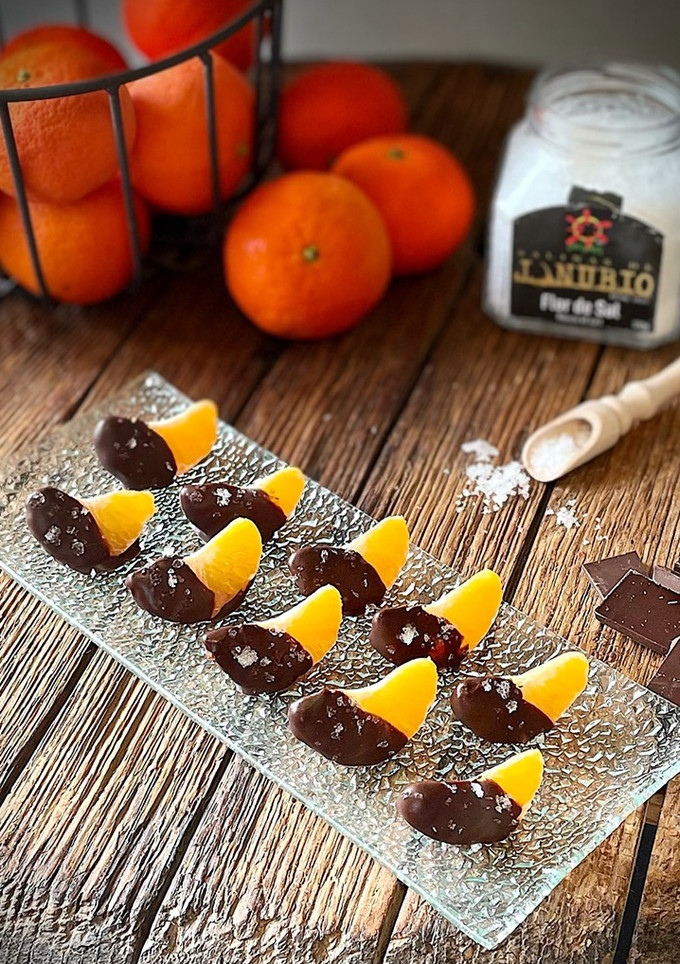 Una foto de Mandarina con chocolate y flor de sal